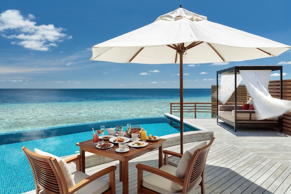 Water Villa with Private Pool | Seprai premium, busa memori, minibar, dan brankas