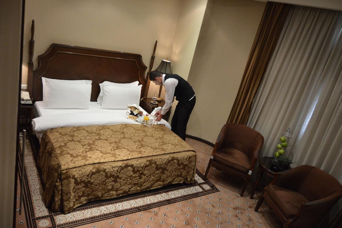 Camas con pillow-top, minibar y caja de seguridad en la habitación