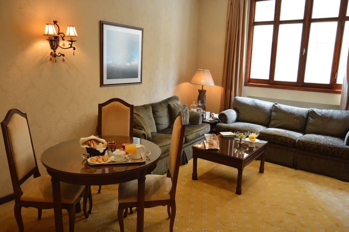 Suite, 1 Bedroom | Pillow-top beds, minibar, in-room safe, desk