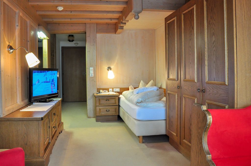 superior single room | hypo-allergenic bedding, down duvets, in-room safe, desk