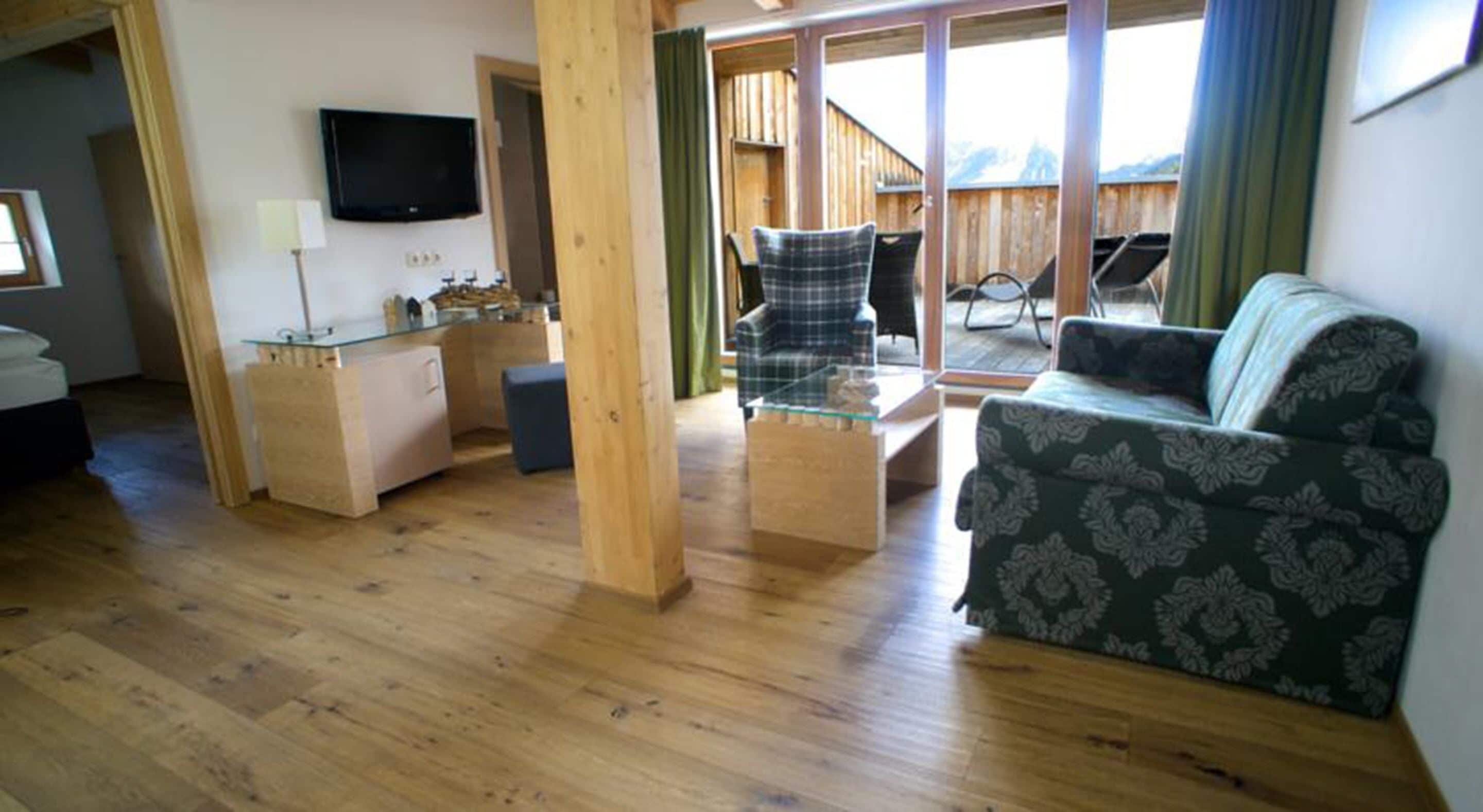 superior suite | hypo-allergenic bedding, down duvets, in-room safe, desk