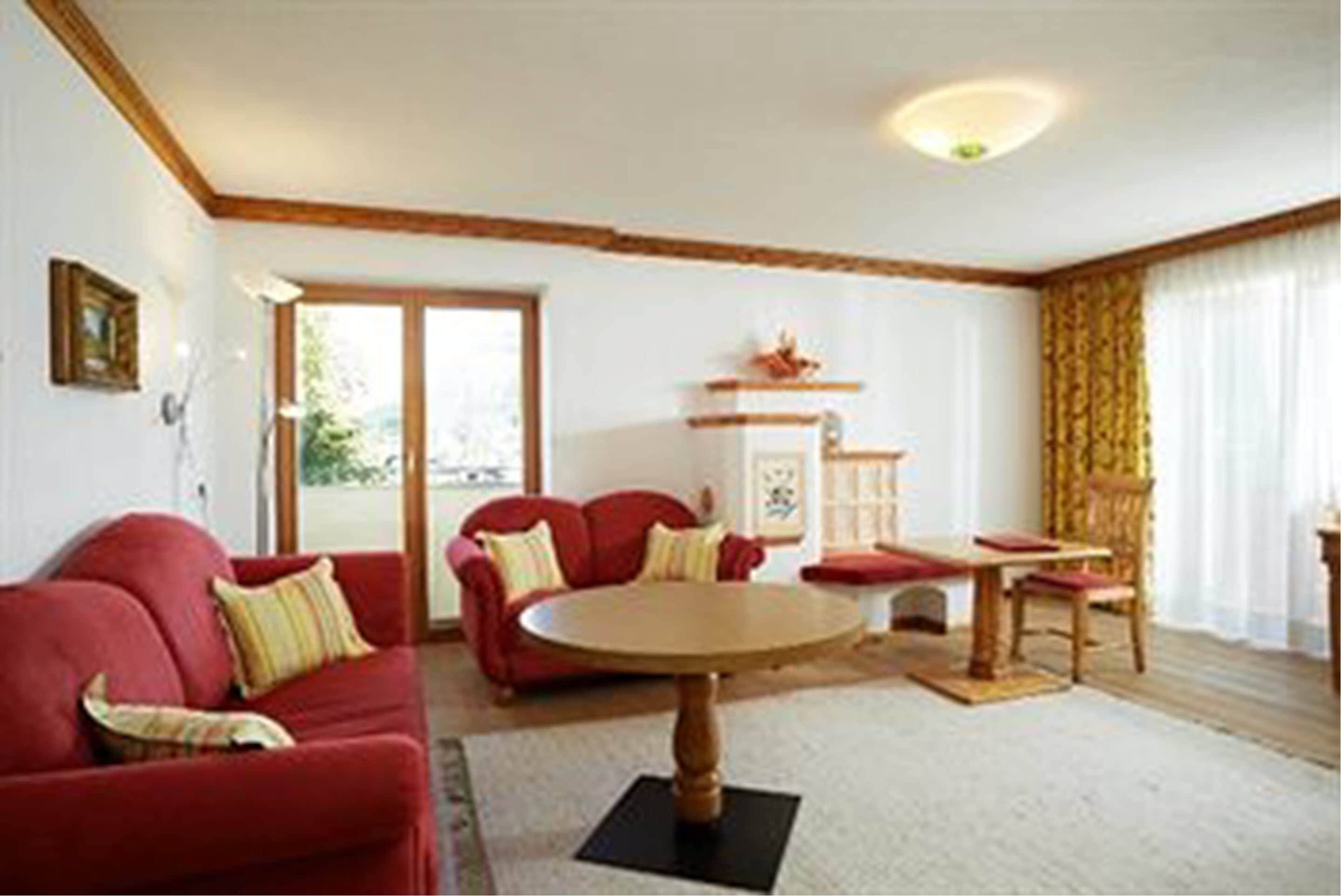 suite (maximilian) | living area | books