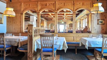 每日供应自助式早餐(每人 EUR 25)