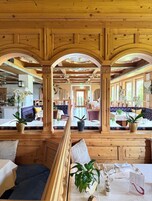 供应早餐、午餐和晚餐