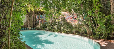 Sesongbasert utendørsbasseng og solsenger