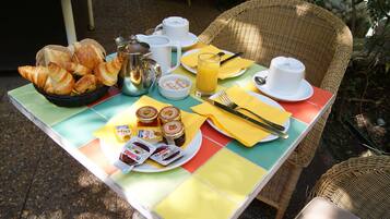 Petit déjeuner buffet (16 EUR par personne)