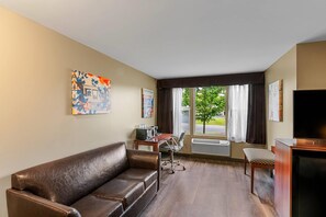 Suite, 1 kingsize-seng med sovesofa, ikke-røyk | Skrivebord, skrivebord for bærbar PC og strykejern/-brett