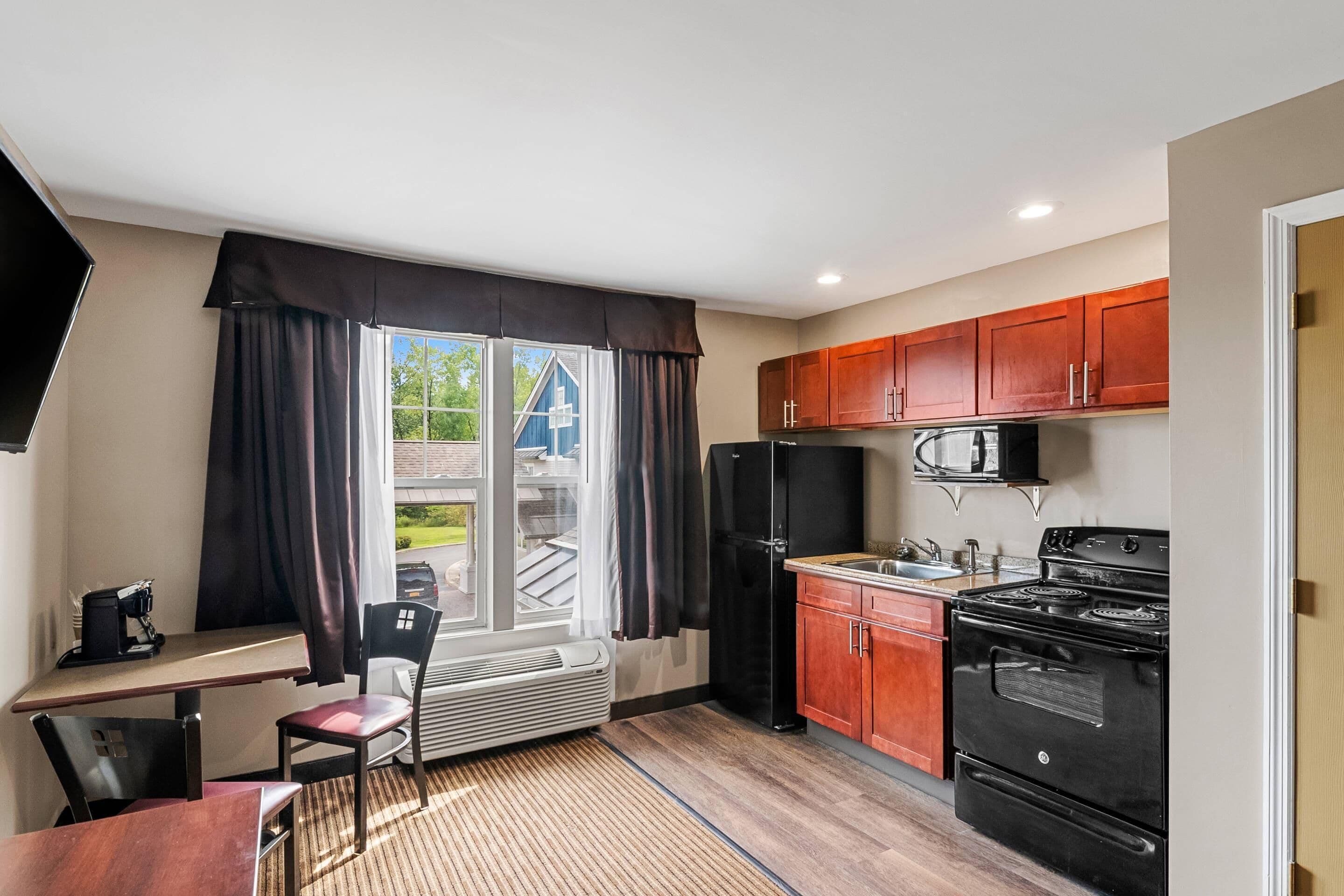 Suite, 1 cama Queen size, para no fumadores (Efficiency) | Escritorio y espacio para trabajar con laptop 