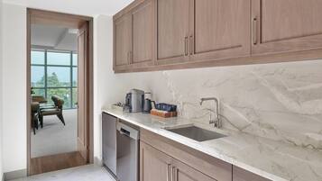Una cocina moderna con armarios de madera, encimera de mármol y lavavajillas.