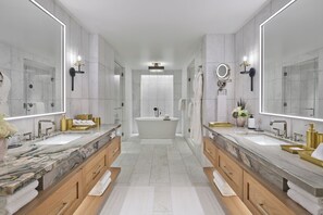 Suite presidencial, 1 cama King size | Baño | Tina y regadera independientes y tina profunda 