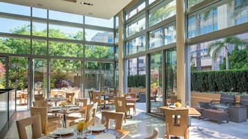 2 間餐廳;供應早餐、午餐、晚餐;加州菜式