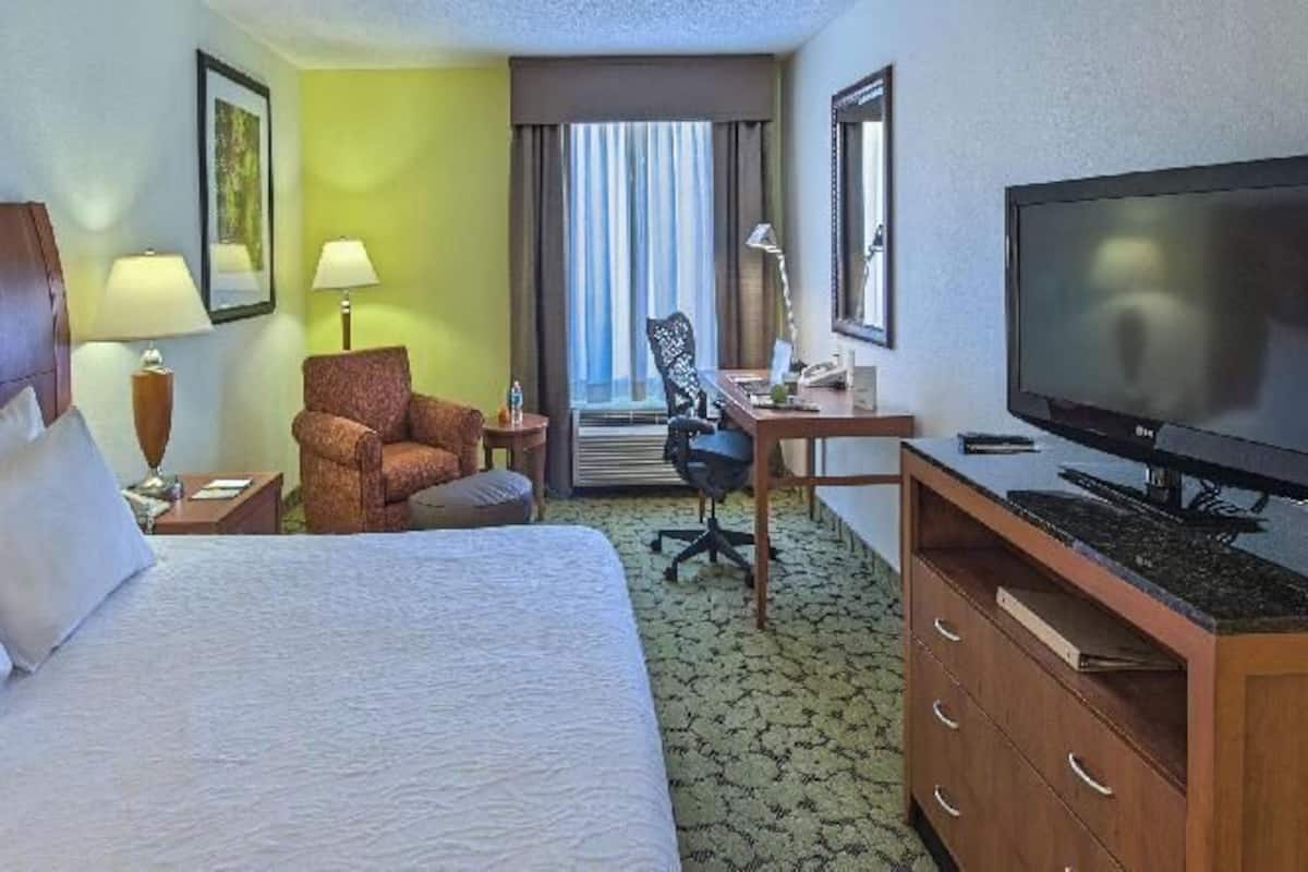 Escritorio, espacio para trabajar con laptop y cortinas blackout