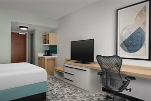 Escritorio, espacio para trabajar con laptop y cortinas blackout 