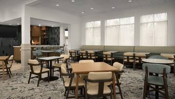 Desayuno a la carta diario (USD 16.99 por persona)