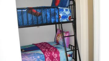 Suite, 1 kingsize bed | 1 slaapkamer, een bureau, verduisterende gordijnen