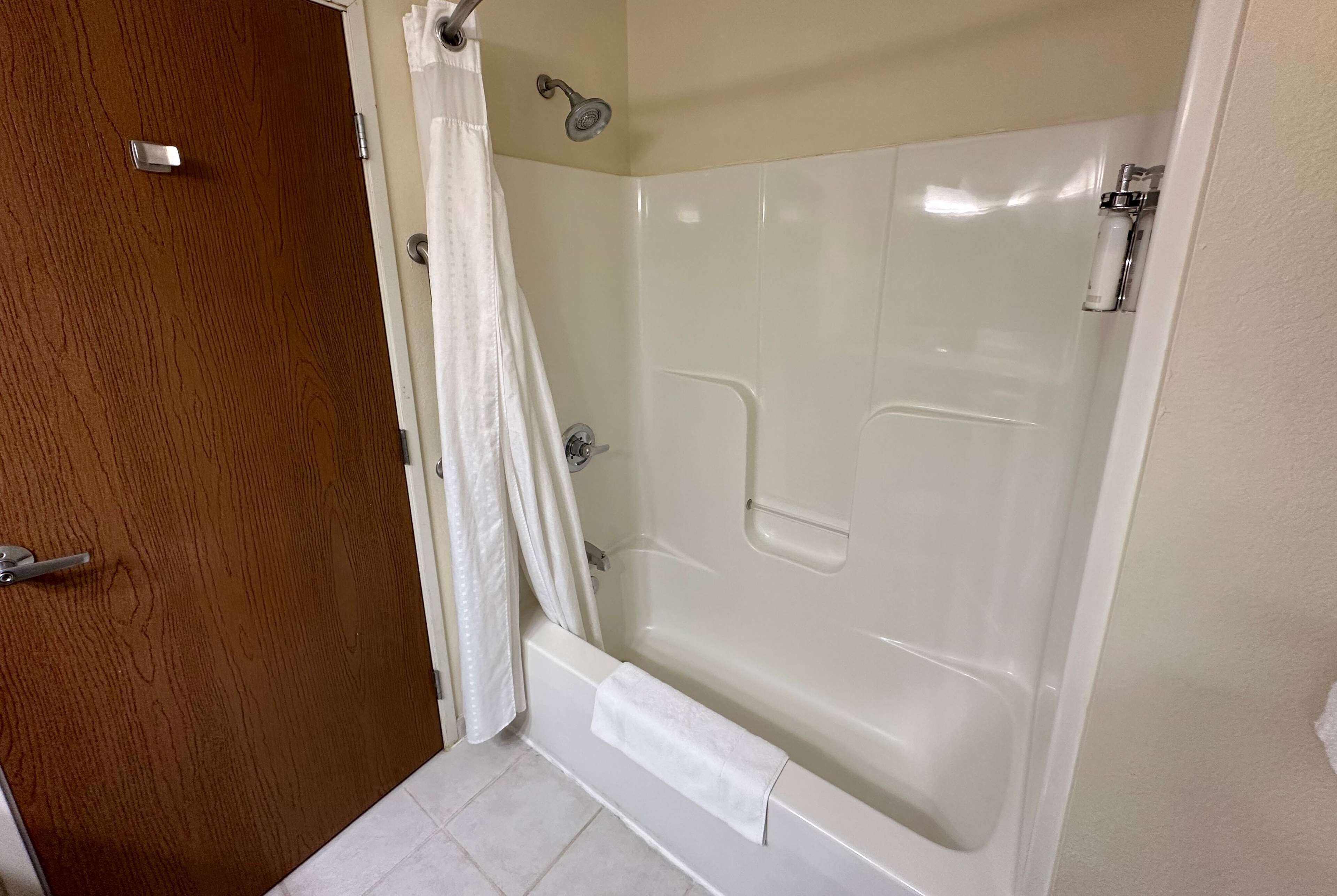combined shower/bathtub, hair dryer, towels