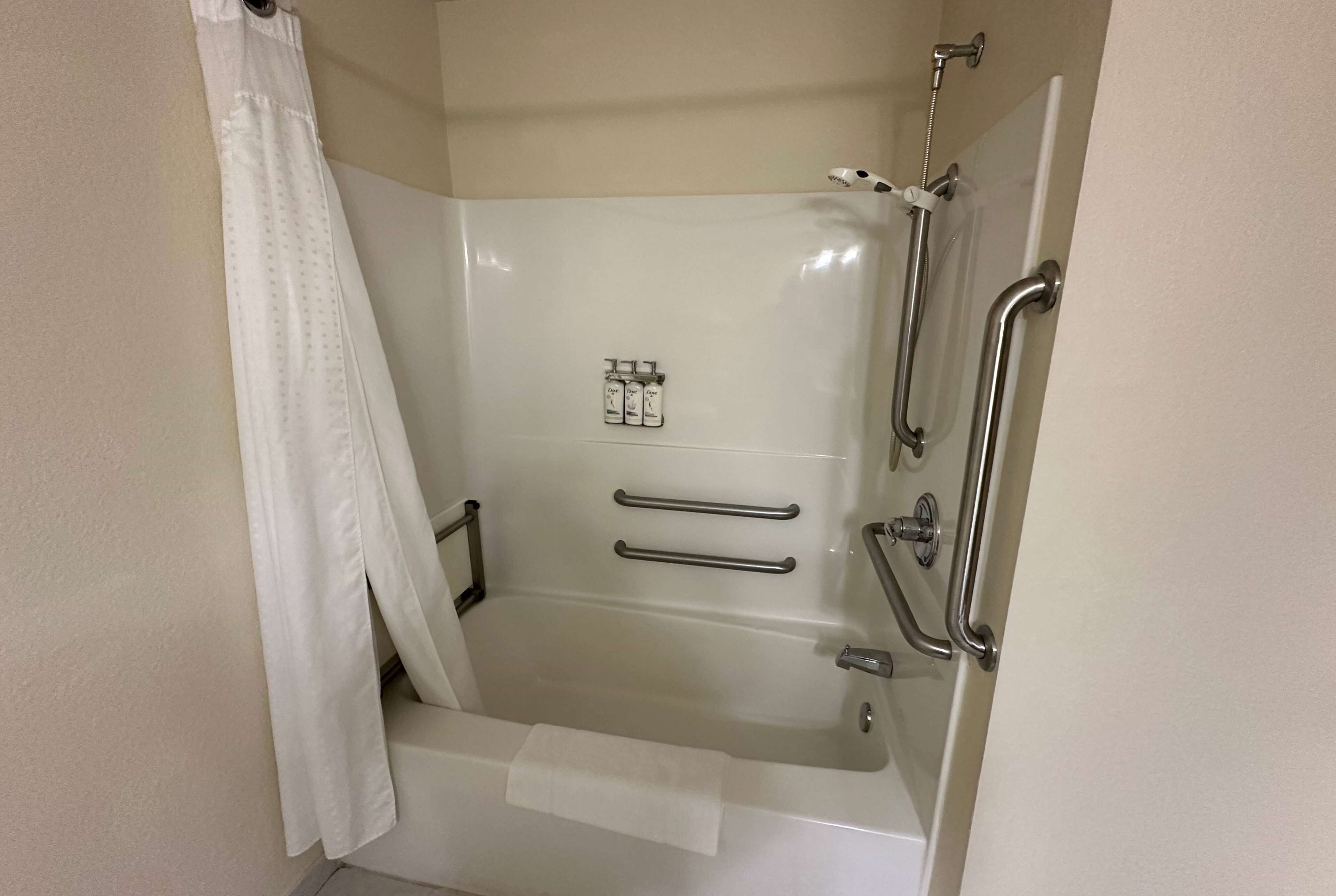 combined shower/bathtub, hair dryer, towels