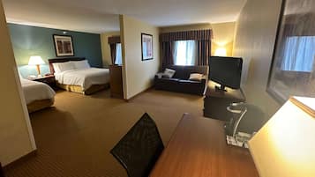 Studio suite, 1 kingsize bed met slaapbank, niet-roken | Een bureau, een strijkplank/strijkijzer, gratis babybedden