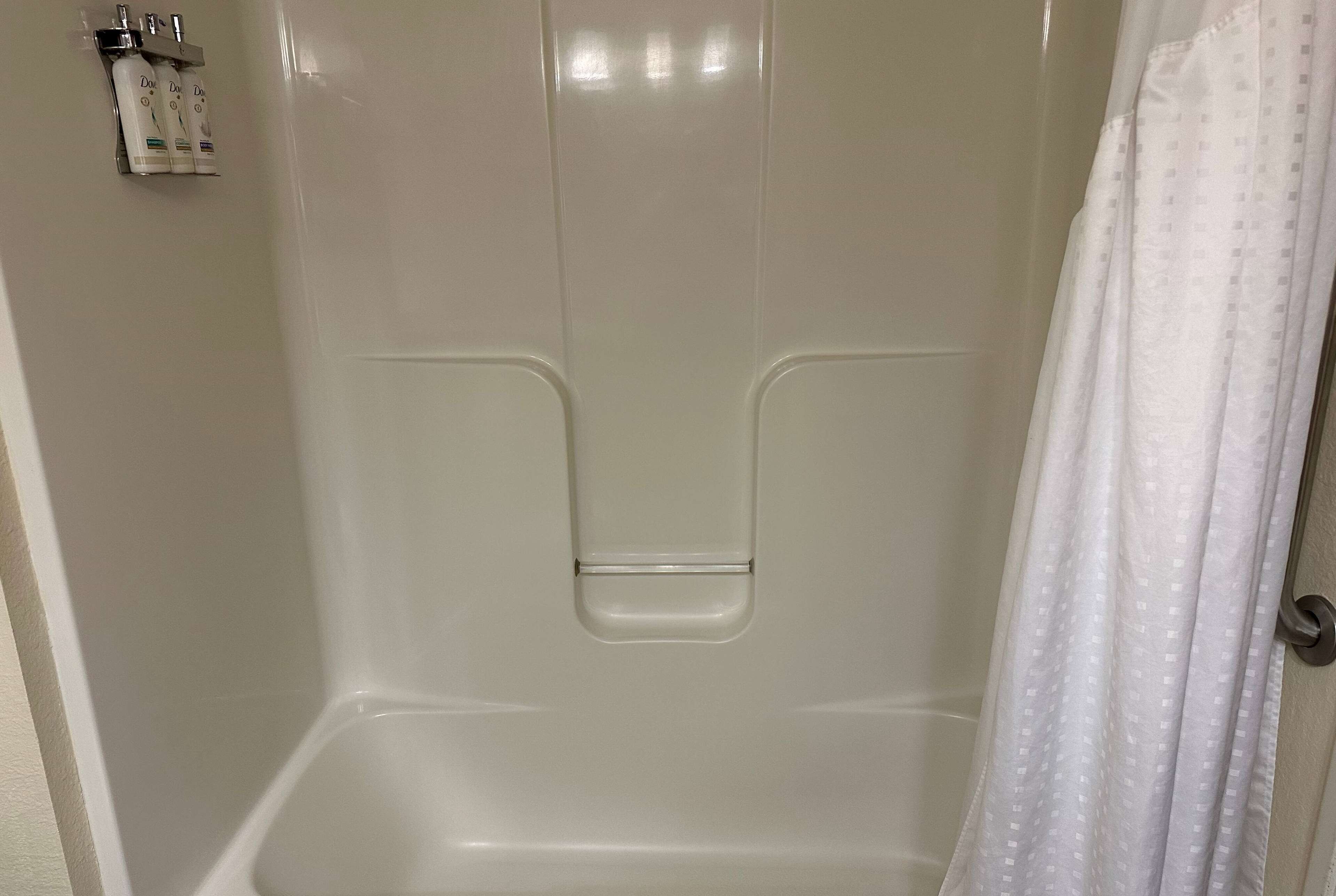 combined shower/bathtub, hair dryer, towels