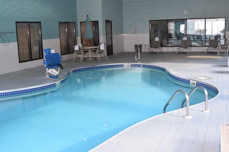 Una piscina techada. Wingate by Wyndham Newell