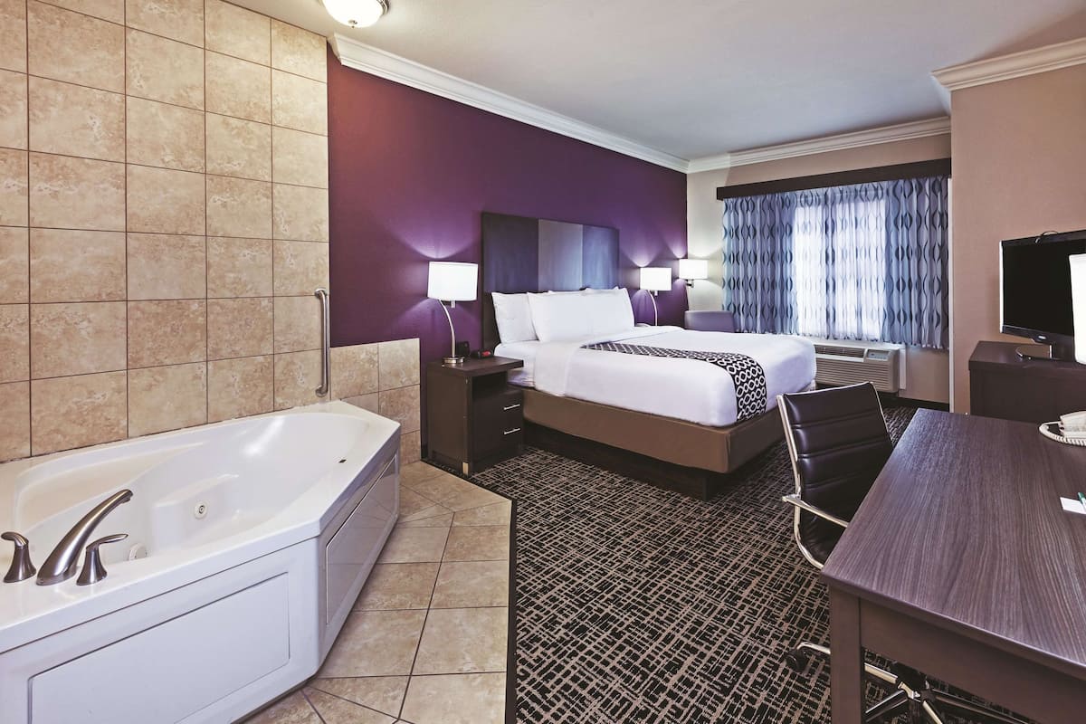 1 King Bed, Hot Tub, Non-Smoking | Seprai premium, selimut bulu angsa, brankas, dan meja kerja