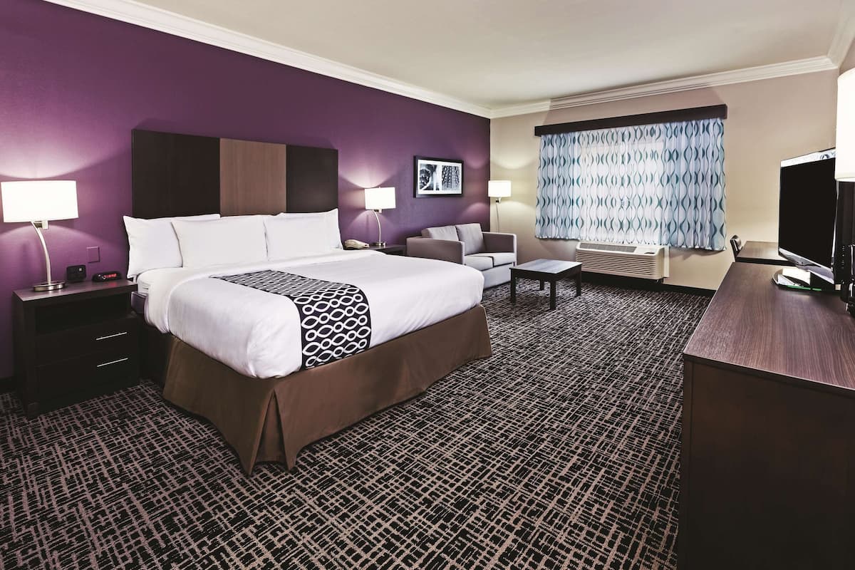 1 King Bed, Mobility/Hearing Accessible Studio Suite, Tub w/ Grab Bars, NSMK | Seprai premium, selimut bulu angsa, brankas, dan meja kerja