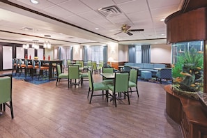 Free daily buffet breakfast  - La Quinta Inn & Suites by Wyndham Corpus Christi-N Padre Isl (Corpus Christi)