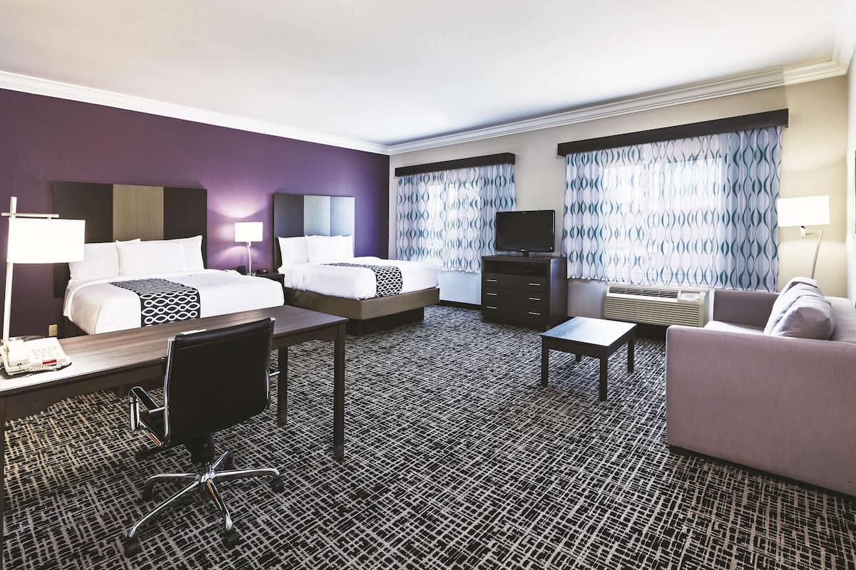2 Queen Beds, Studio Suite, Non-Smoking | Seprai premium, selimut bulu angsa, brankas, dan meja kerja