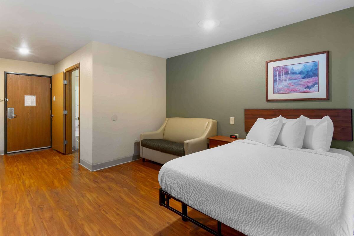 Deluxe Studio, 1 Double Bed with Sofa bed, Non Smoking, Refrigerator & Microwave | Desk, iron/ironing board (on request), WiFi (free), alarm clocks
