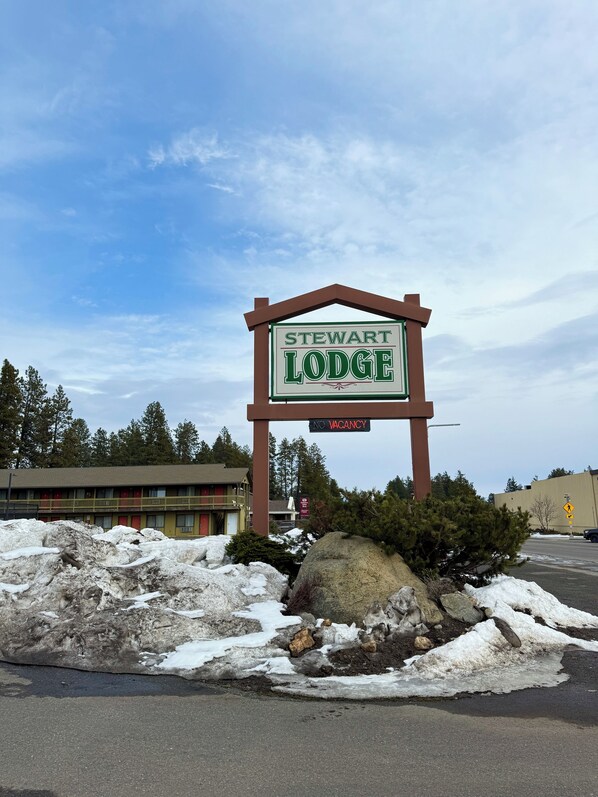 Une enseigne indiquant « Stewart Lodge » avec une affiche « Complet ».