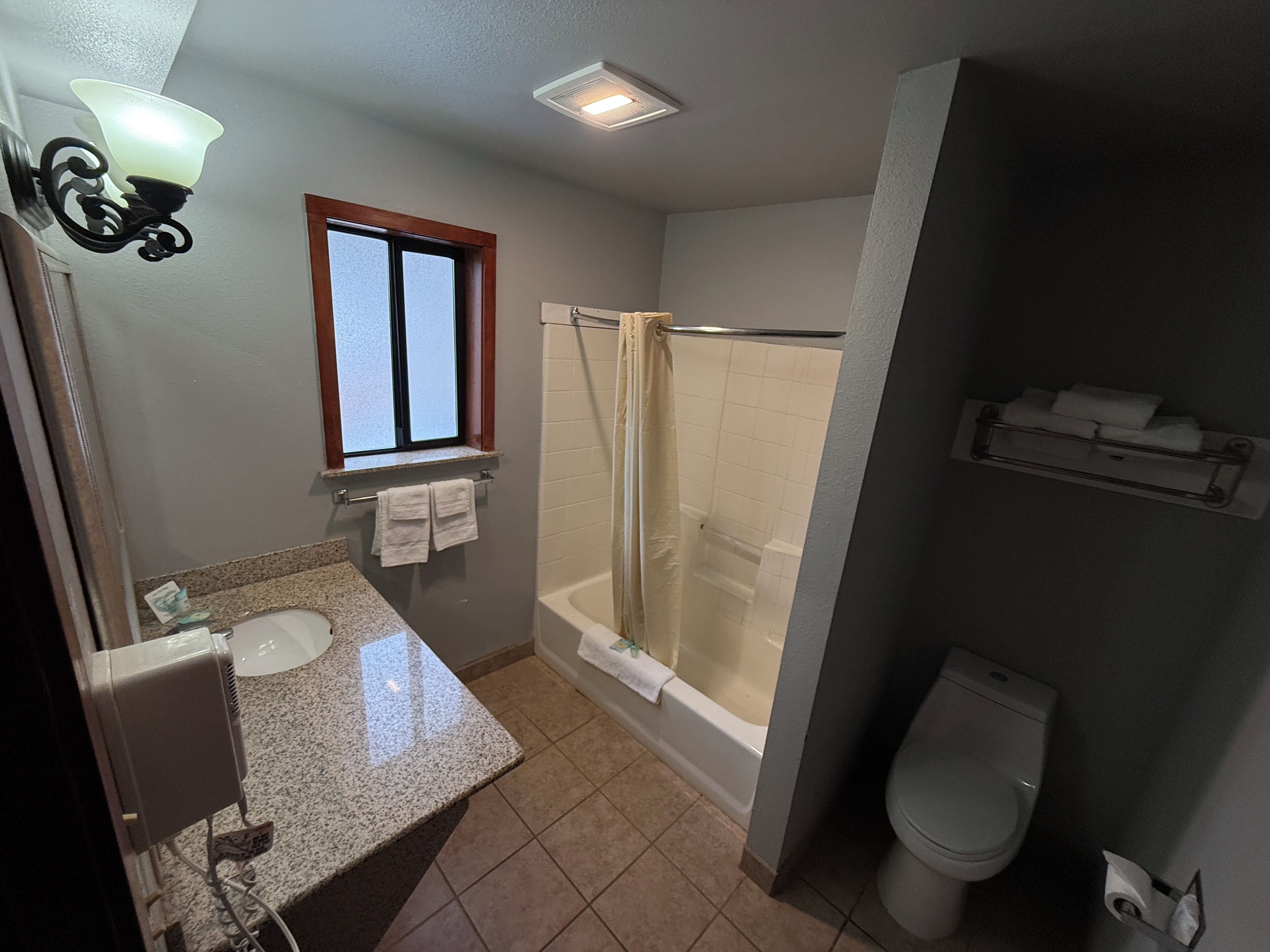 Douche, articles de toilette gratuits, sèche-cheveux