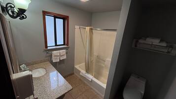 Douche, articles de toilette gratuits, sèche-cheveux