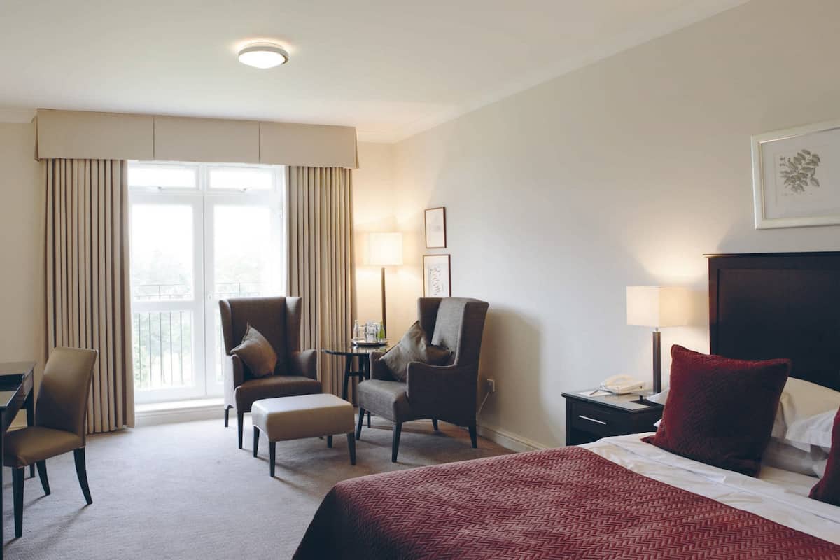 Hypo-allergenic bedding, minibar, in-room safe, desk