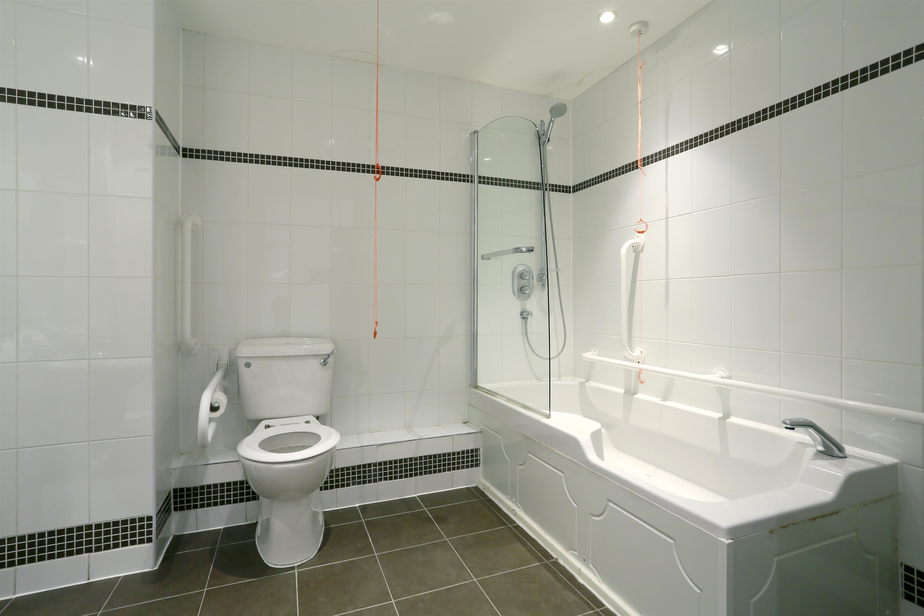 Un baño con inodoro, bañera y ducha.