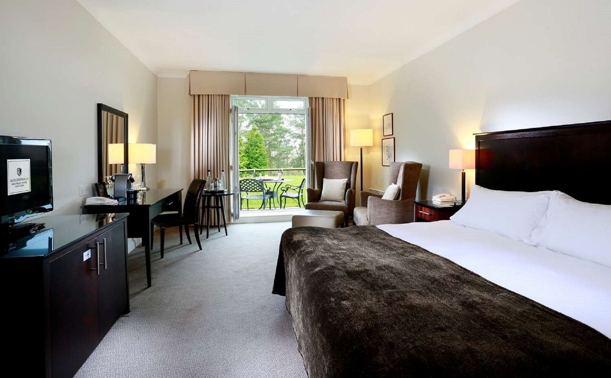 Roupas de cama antialérgicas, frigobar, cofres nos quartos, escrivaninha