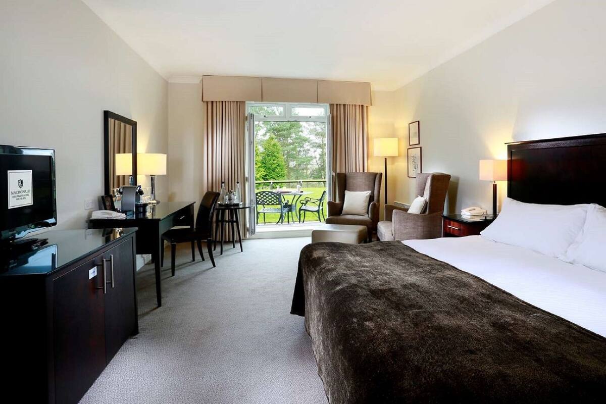 Hypo-allergenic bedding available, minibar, in-room safe, desk