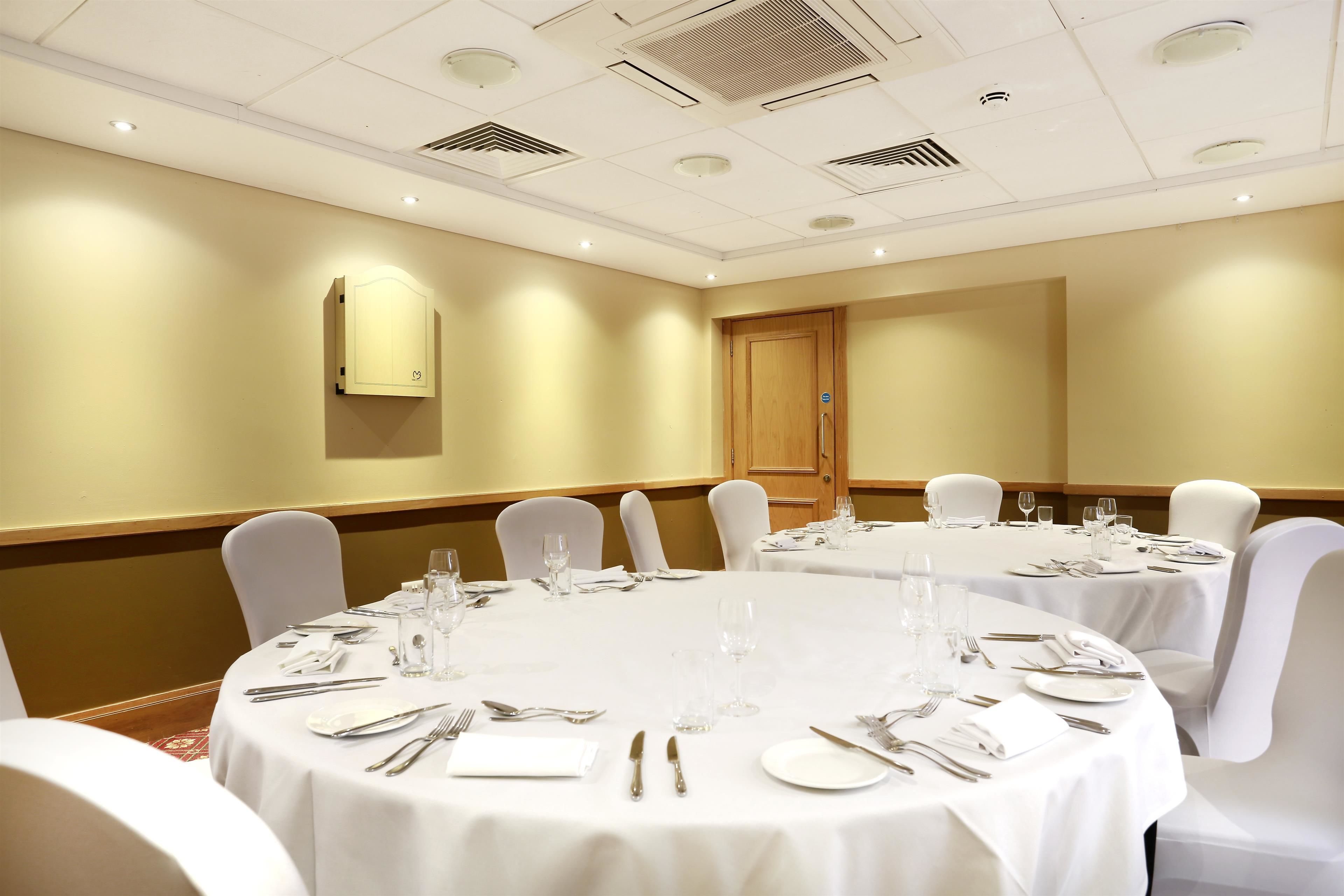 每日供應全套早餐 (每人 GBP24)