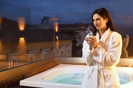 Deluxe Double Room, Hot Tub | Room amenity