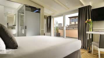 Habitación doble Deluxe, balcón | Sábanas italianas Frette, ropa de cama de alta calidad y minibar