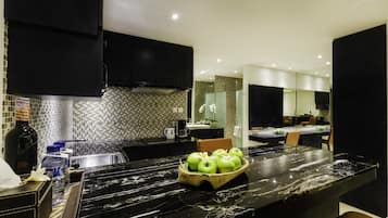 Villa Deluxe, 1 chambre, piscine privée | Cuisine privée | Réfrigérateur, micro-ondes (sur demande), cafetiÚre/bouilloire