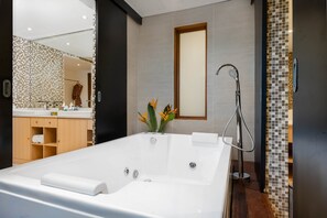 Separate bathtub and shower, hydromassage showerhead, free toiletries - Downtown Villas (Seminyak)