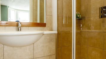 Phòng đôi hoặc 2 giường đơn | Phòng tắm | Máy sấy tóc, khăn tắm, giấy vệ sinh
