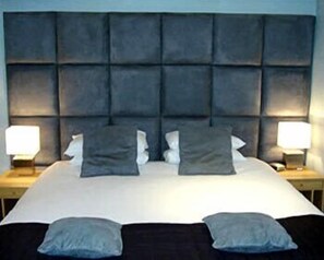 Chambre double ou avec lits jumeaux | Bureau, fer et planche à repasser, accès au Wi-Fi (inclus)
