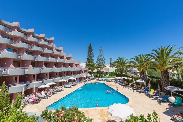 Outdoor pool, pool umbrellas, sun loungers - Luna Clube Oceano (Albufeira)