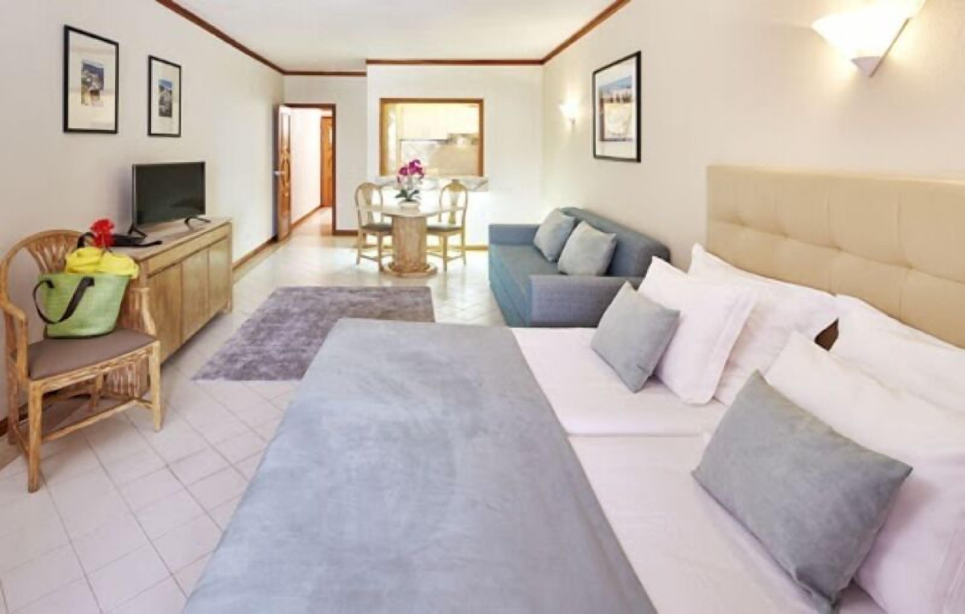 Studio, Pool View | In-room safe, desk, blackout drapes, soundproofing