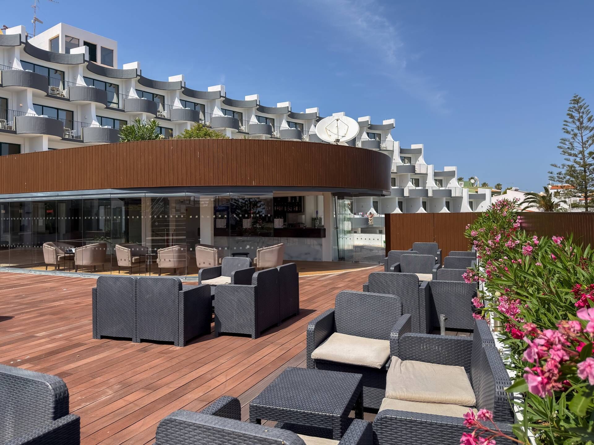 Poolside bar
