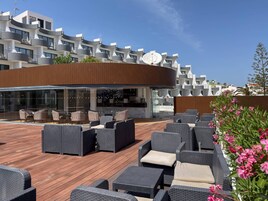 Poolside bar