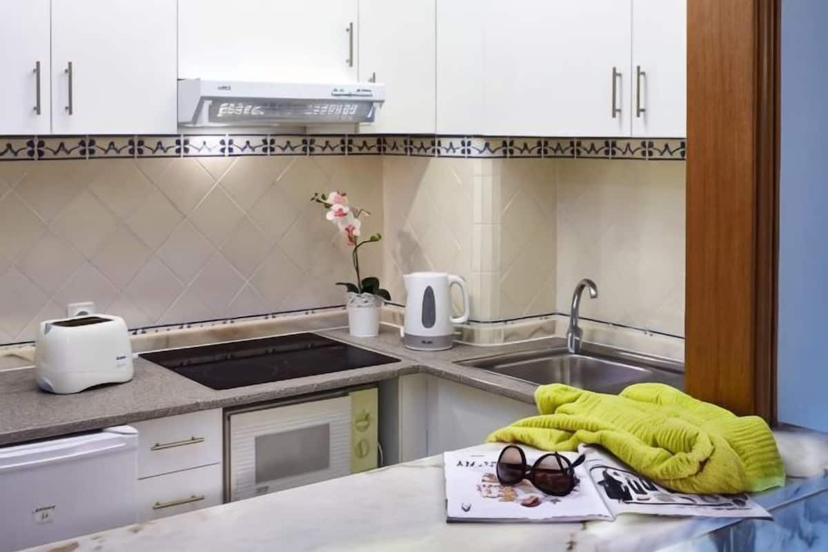 Cuisine privée | Cafetière/bouilloire, réfrigérateur, micro-ondes, plaque de cuisson