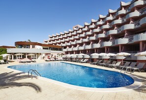 Outdoor pool, pool umbrellas, sun loungers - Luna Clube Oceano (Albufeira)