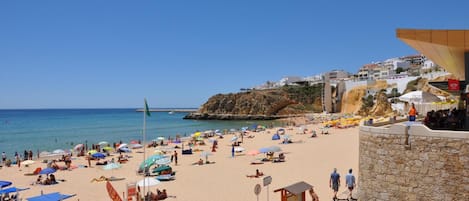 Una spiaggia nelle vicinanze